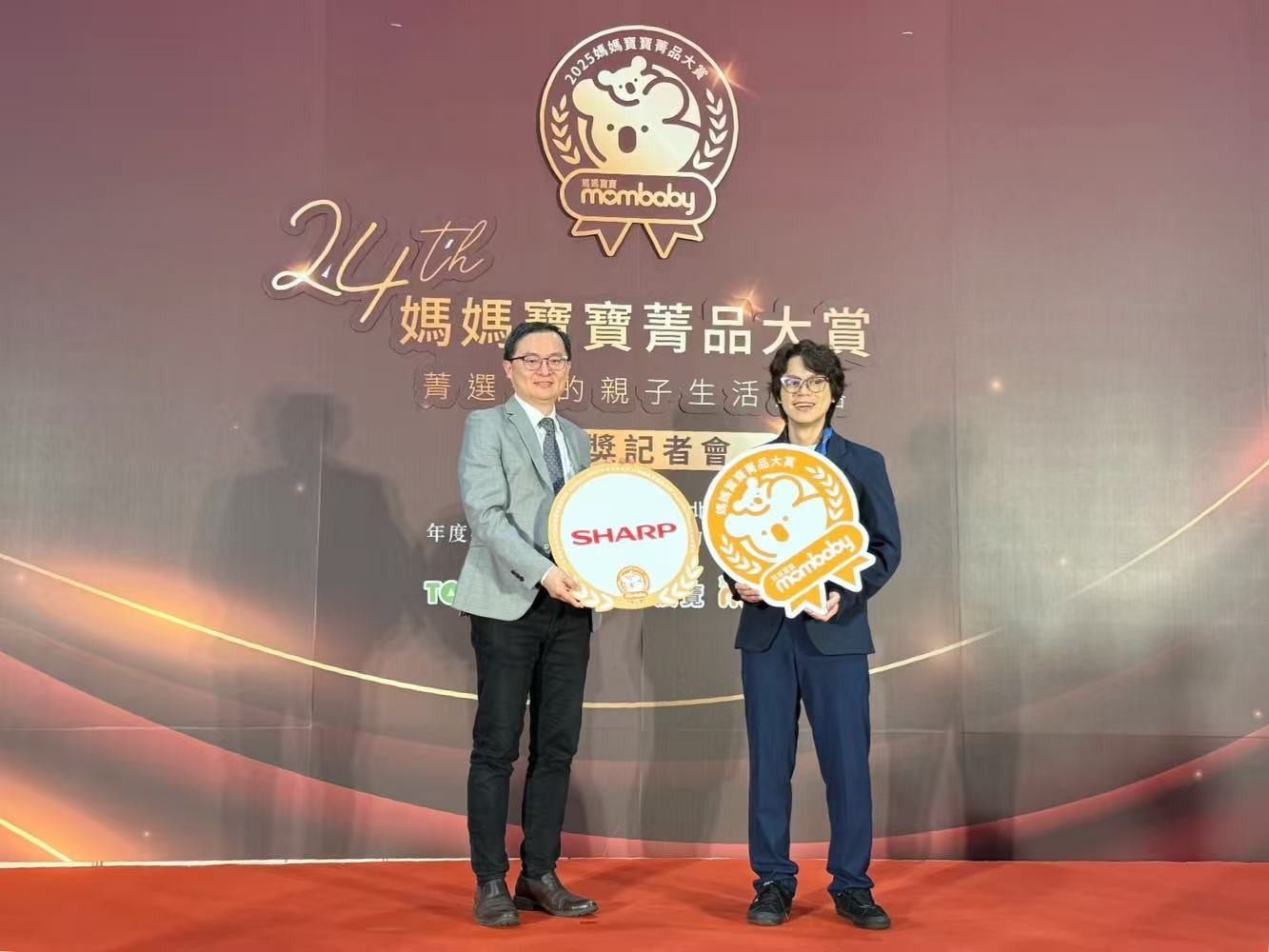 台灣夏普張凱傑總經理與媽媽寶寶菁品大賞活動大使HowHow合影